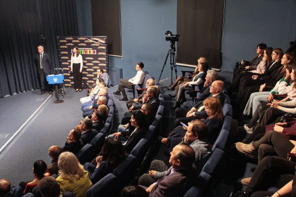 Gabriela exponiendo su descubrimiento