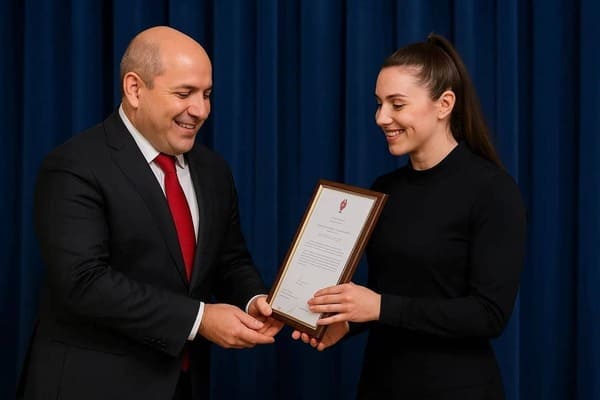Gabriela recibiendo un premio